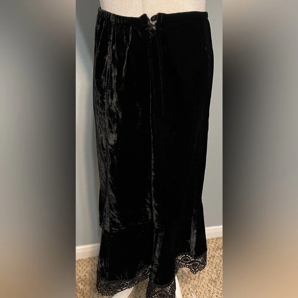 Black Velvet Women’s Skirt - Classic Elegant Style Lace Trim Medium